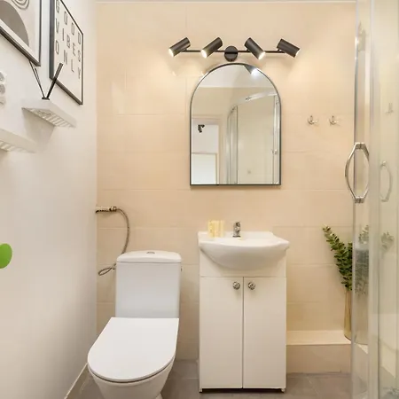 아파트 Cozy For 4 People In By Renters