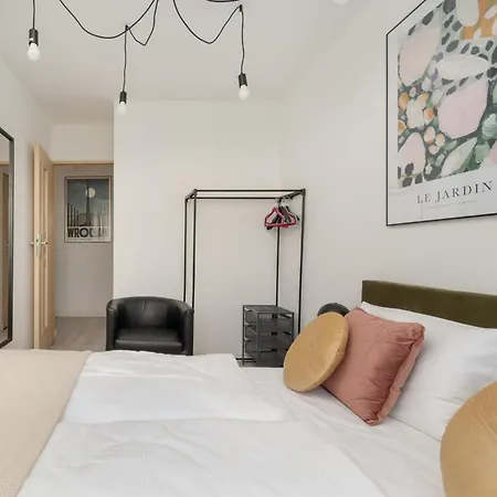 아파트 Cozy For 4 People In By Renters
